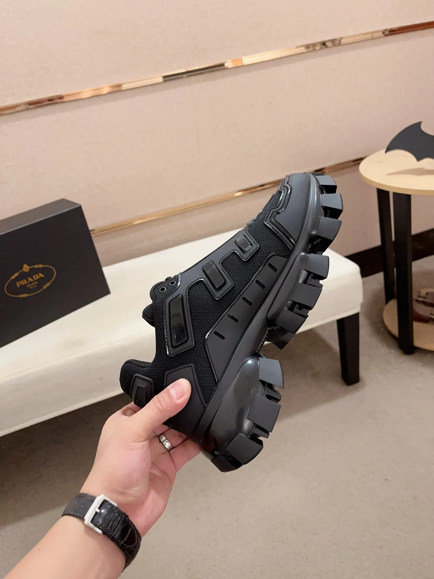 Men's Men's Shoes 💰 620💰 ✔️✔️✔️High-quality new PRADA counters are launched at the same time. The new men's shoes and 😘fabrics are selected from first-layer cowhide. Lining: imported elastic mesh➕cowhide lining. 👍🏿High-end☄️Open-molded non-slip rubber outsole, exquisite lines, simple and elegant, comfortable and high-end for leisure travel. Number of yards: 38 to 44. Can be customized for 45 non-refundable!